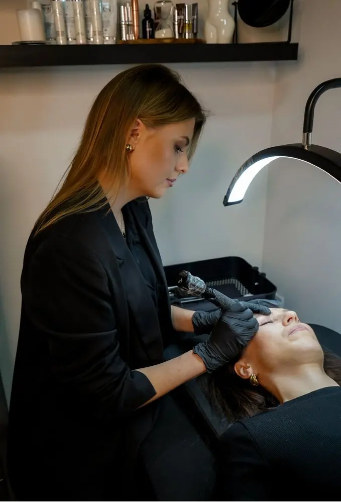 Sesión de micropigmentación de cejas en el estudio