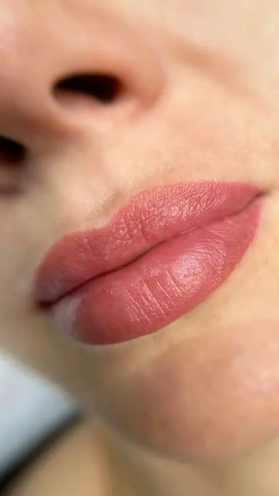 Resultado de micropigmentación de labios, otro ángulo